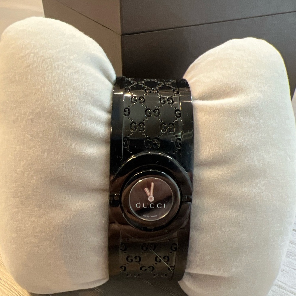 NIB Gucci Twirl Quartz Black Stainless Steel Watch YA112531. Needs New Battery